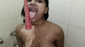 hot sexy desi bhabhi bathroom mein nahaate hue gajar se chut ki pyas mitayi ,loud moaning aur chut ka pani nikal gaya squirting orgasm