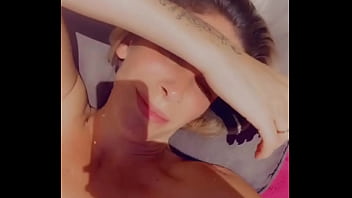 Petit repos bien m&eacute_rit&eacute_ ! Une Bronzette toute nu c&rsquo_est le pied quand m&ecirc_me