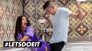 Latina Jade Presley anaal geneukt tot orgasme met natuurlijk geschoren tieten en squirting