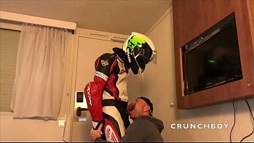 il se fait baisper un motard en uniformes