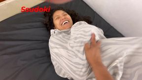 mi mejor amiga quiso salir disfraza desnuda de fantasma y no llego a la fiesta, asi que le di su final feliz en mi cama