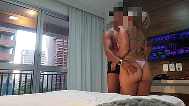 Delicinha de biquíni implorando pau no cuzinho,e assim fiz metir no cu sem dó