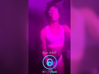 Ezra_kyle25 shows off snatch in pink underware