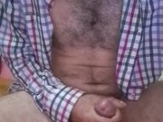 Me habro la camisa y me corro en mi pecho