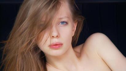 Mager teenager breder sig på kamera