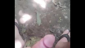 O pau escapando no shorts no parque.