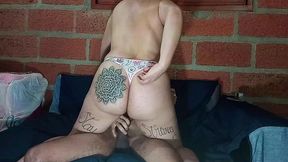 amateur la mama de mi mejor amigo me coje en la silla y se lo meto sin condon