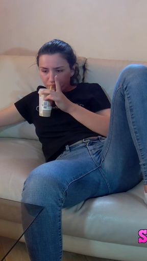 I love to smoke and masturbating in my tight jeans