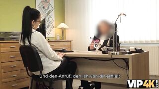 VIP4K. Brunette kann dem Kreditgeber nicht widersprechen, wenn sie Geld bekommen will
