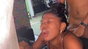 me follo el co&ntilde_o de mi hijastra a ver que esta sola en casa