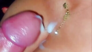 Un type défonce le cul serré d'une pute et le remplit de sperme brûlant.