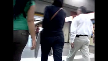 Rico culito en el metro