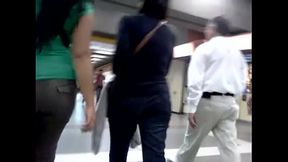 Rico culito en el metro