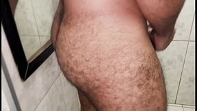 macho pauzudo fodeu o rabo do vizinho rabudo no banheiro