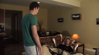 Benn Heights gibt Christian Wilde einen schlabbrigen Blowjob, bevor er hart anal durchgenommen wird