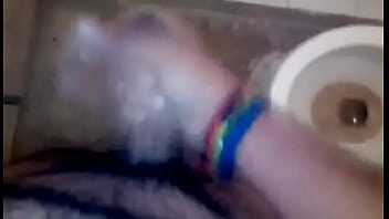 me masturb&oacute_ en el ba&ntilde_o