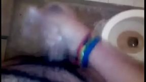 me masturb&oacute_ en el ba&ntilde_o