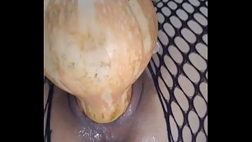 Le doy de comer ahuyama a mi co&ntilde_o, jugosa vagina rosada jugando con los alimentos