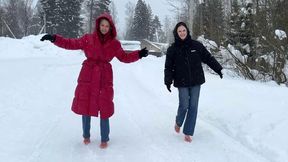 High heels flip flops on snow, snow walk on high heels, slippery high heels, slidng shoes on ice