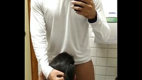 RECEBI UMA MAMADA GOSTOSA DO MOLEQUE DENTRO DO BANHEIRO DE DEFICIENTES