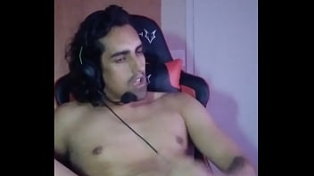 Batendo uma vendo porno no PC