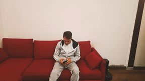 invito a mi amigo en casa, en contramos los juegecitos de mi madre y la my zorra se hace un trio con mi amigo y con migo