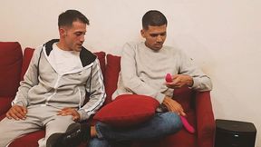 invito a mi amigo en casa, en contramos los juegecitos de mi madre y la my zorra se hace un trio con mi amigo y con migo