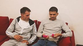 invito a mi amigo en casa, en contramos los juegecitos de mi madre y la my zorra se hace un trio con mi amigo y con migo