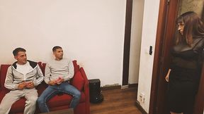 invito a mi amigo en casa, en contramos los juegecitos de mi madre y la my zorra se hace un trio con mi amigo y con migo