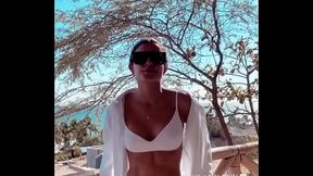 sensual chica en bikini modelando en la playa