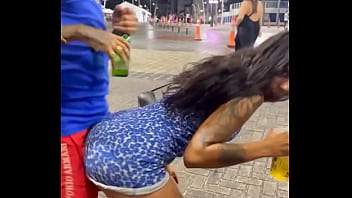 Resenha de putaria na rua acaba em fudel&acirc_ncia no carro em movimento.