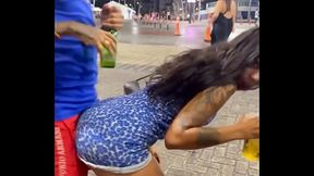 Resenha de putaria na rua acaba em fudel&acirc_ncia no carro em movimento.