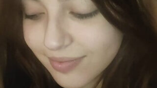 スペインの10代の少女はタイトなお尻を叩かれ、屈辱を受ける