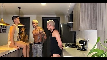 NOVINHO LIBEROU O CUZINHO NA COZINHA E DEPOIS GANHOU LEITINHO QUENTE.