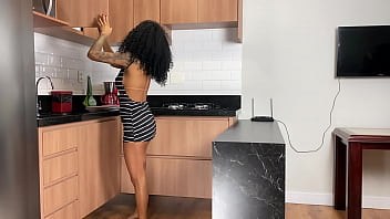 Sexo natural na cozinha com a ninfetinha da buceta pequena