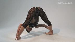 ”Sofia Gnutova spreads her pretty legs”