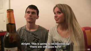 Las grandes tetas de Charlotte Madison rebotan durante un intenso gangbang anal