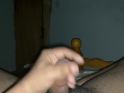 Hombre alcanza orgasmo y se viene sobre si mismo