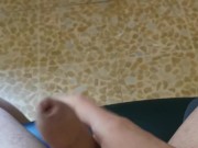 ragazzo di 20 anni si tocca il suo bellissimo cazzo e geme mentre indossa la maschera anonymous