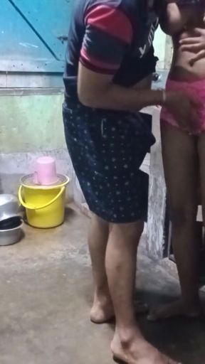 Indian bengali maid kitchen pe kam kar rahi thi moka miltahi maid ko jabardasti choda malik na.   Clip 2