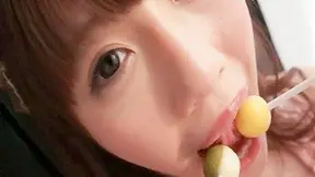 Chica morena con culazo muestra su coñito jugoso