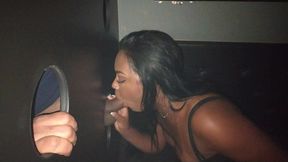 realizei meu maior fetish em transar em uma cabine de glory hole, pena que o cara tinha ejaculacao precoce.