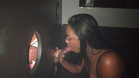 realizei meu maior fetish em transar em uma cabine de glory hole, pena que o cara tinha ejaculacao precoce.