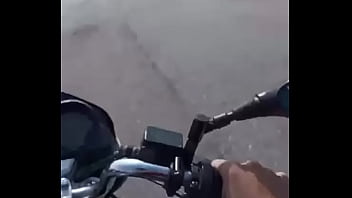 Comi a novinha em cima da moto