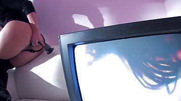 London Keyes is posing in front of the camera nd getting ready to masturbate like crazy