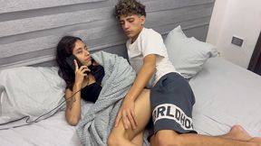 hermanastro deja los celos. mi hermanastro esta celoso por mi novio y me da una dura cogida mientras hablo por llamada con el.