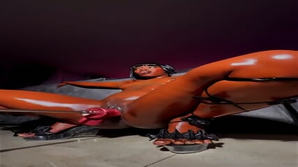 Queen_Tahshaar Enjoys Using Her Fuck Machine