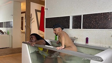 - HOLLY BOMBOM UM ESPETÁCULO DE MULHER DANDO O CUZINHO SEM CAMISINHA NA HIDRO TRANSPARENTE