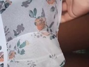 Le tocó la enorme y gruesa polla a mi amigo por encima del boxer blanco.