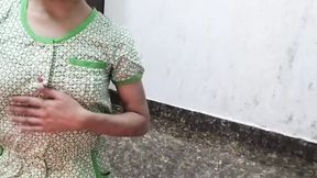 Desi aunty ko saman dene ke bahane pel diya